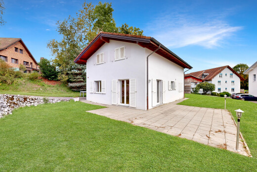 façade avec property visible, pelouse, day time, et bardage en stuc