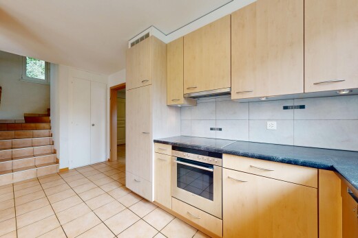 cuisine avec armoires marron clair, four, sol en carrelage, tile floor, et dosseret