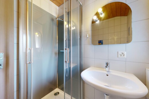 salle de bains avec mur en carrelage, tile wall, évier, miroir, et salle de bain complète