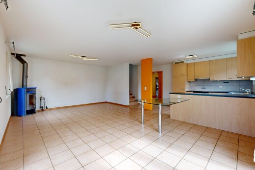 cuisine avec plans de travail, dosseret, backsplash, armoires marron clair, et cloison sèche