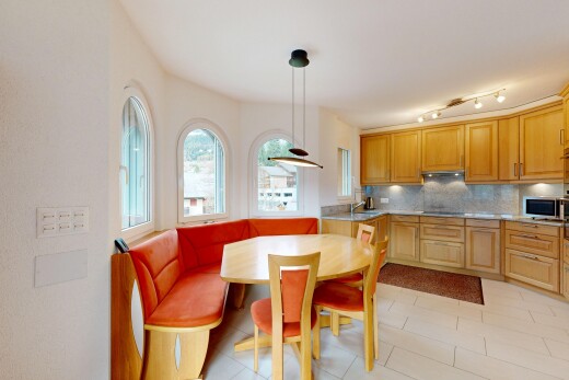 küche mit küchenrückwand beim Herd, küchenrückwand beim herd, pendelleuchte, hochgezogene schränke, und natural light