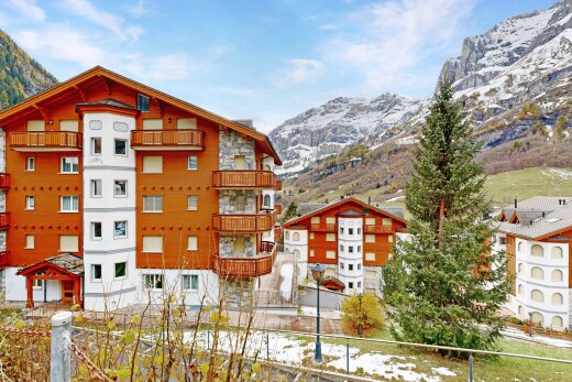außenansicht mit mountain view, blick auf die berge, day time, und snow