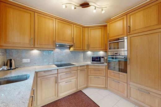 küche mit tile floor, fliesenboden, hochgezogene schränke, küchenrückwand beim Herd, und küchenrückwand beim herd