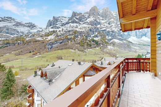 balkon mit mountain view, blick auf die berge, balkon, und day time