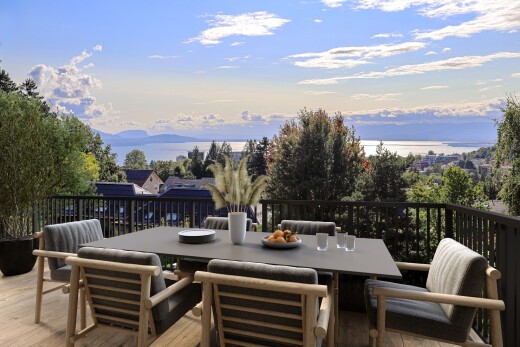 balcon avec coin repas extérieur et from property