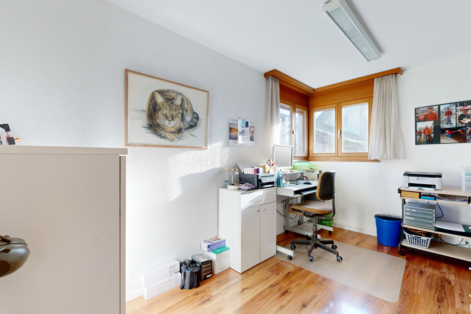 bureau avec espace bureau, wood finish floor, sol en finition bois, inside property, et natural light