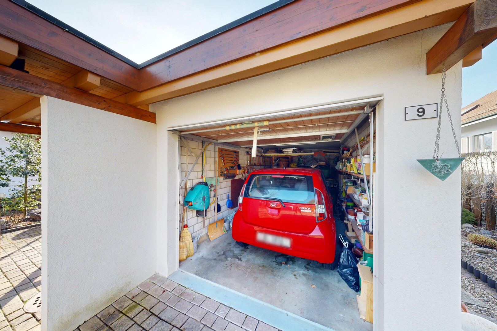 parking avec day time et property visible
