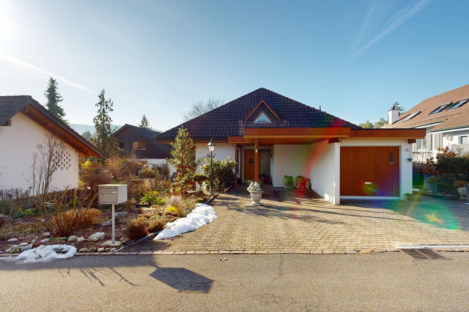 façade avec property visible, bardage en stuc, et day time