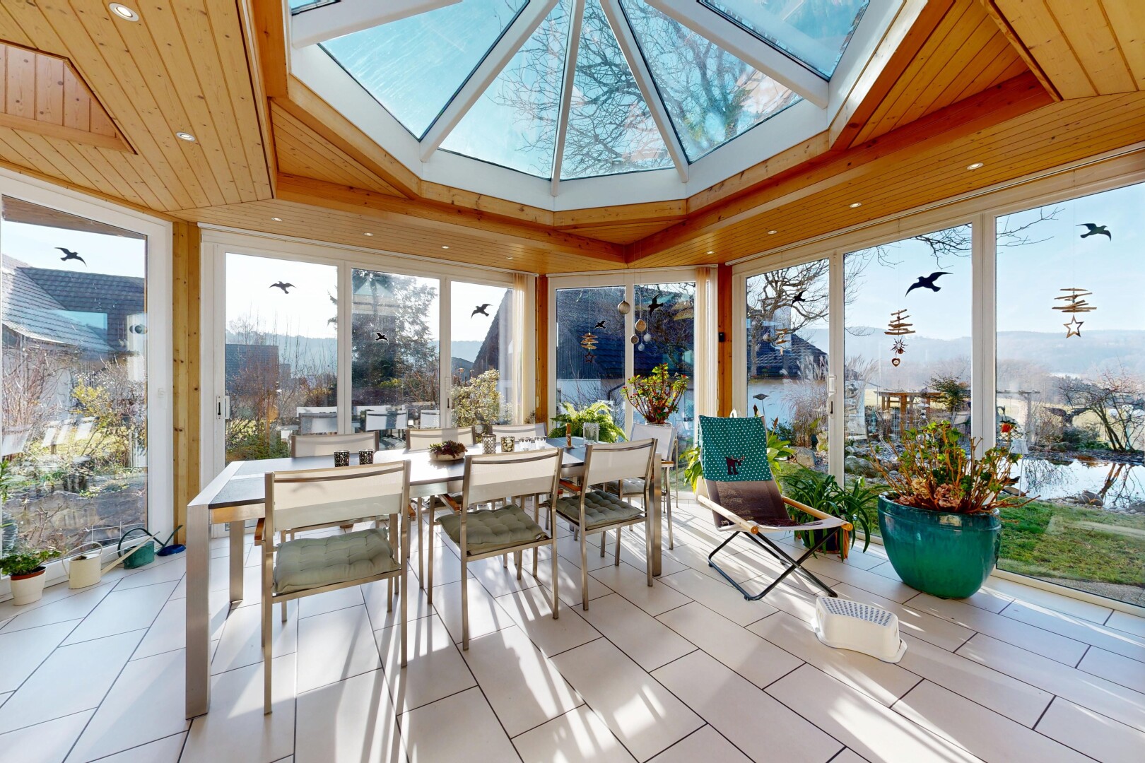 salle à manger avec puits de lumière, natural light, lumière naturelle, véranda, et day time