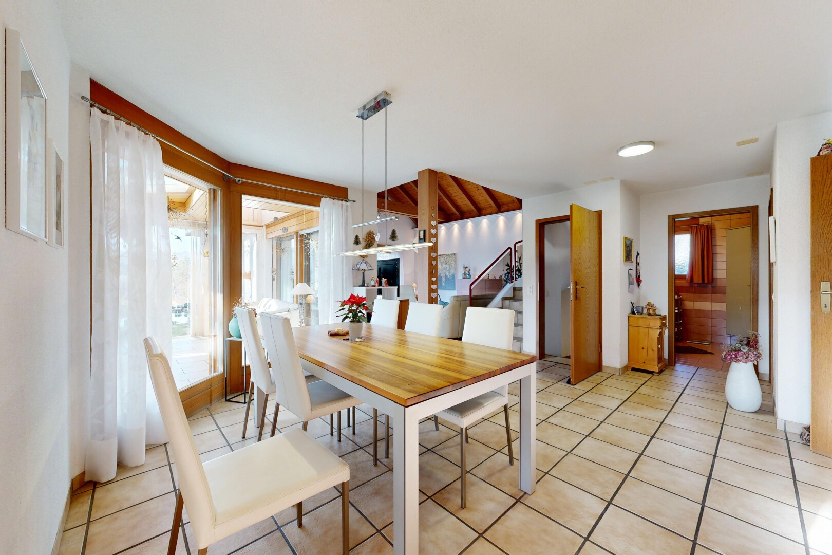salle à manger avec inside property, escaliers, drywall, cloison sèche, et natural light