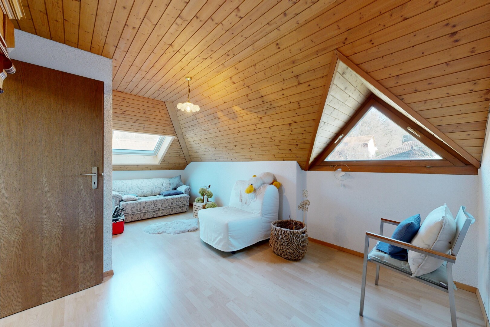 salon avec wood ceiling, plafond en bois, pièce supplémentaire, puits de lumière, et inside property