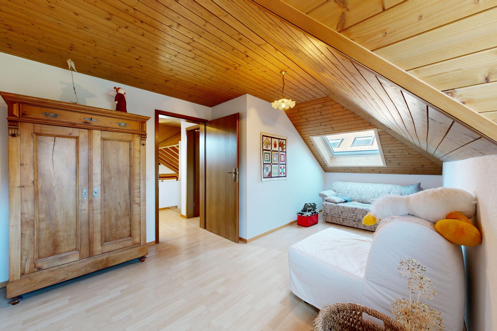 chambre avec wood ceiling, plafond en bois, inside property, natural light, et lumière naturelle