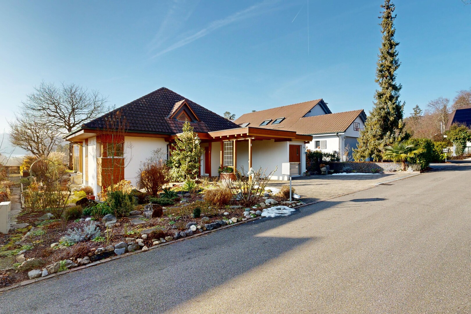 façade avec property visible, day time, porche, et bardage en stuc