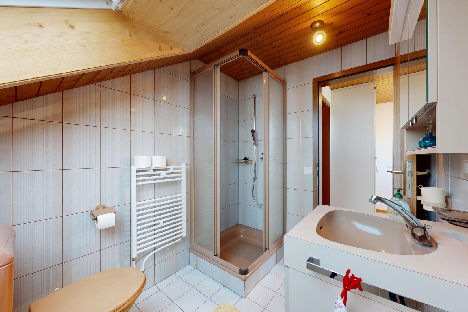 salle de bains avec tile wall, mur en carrelage, radiateur, douche, et salle de bain complète
