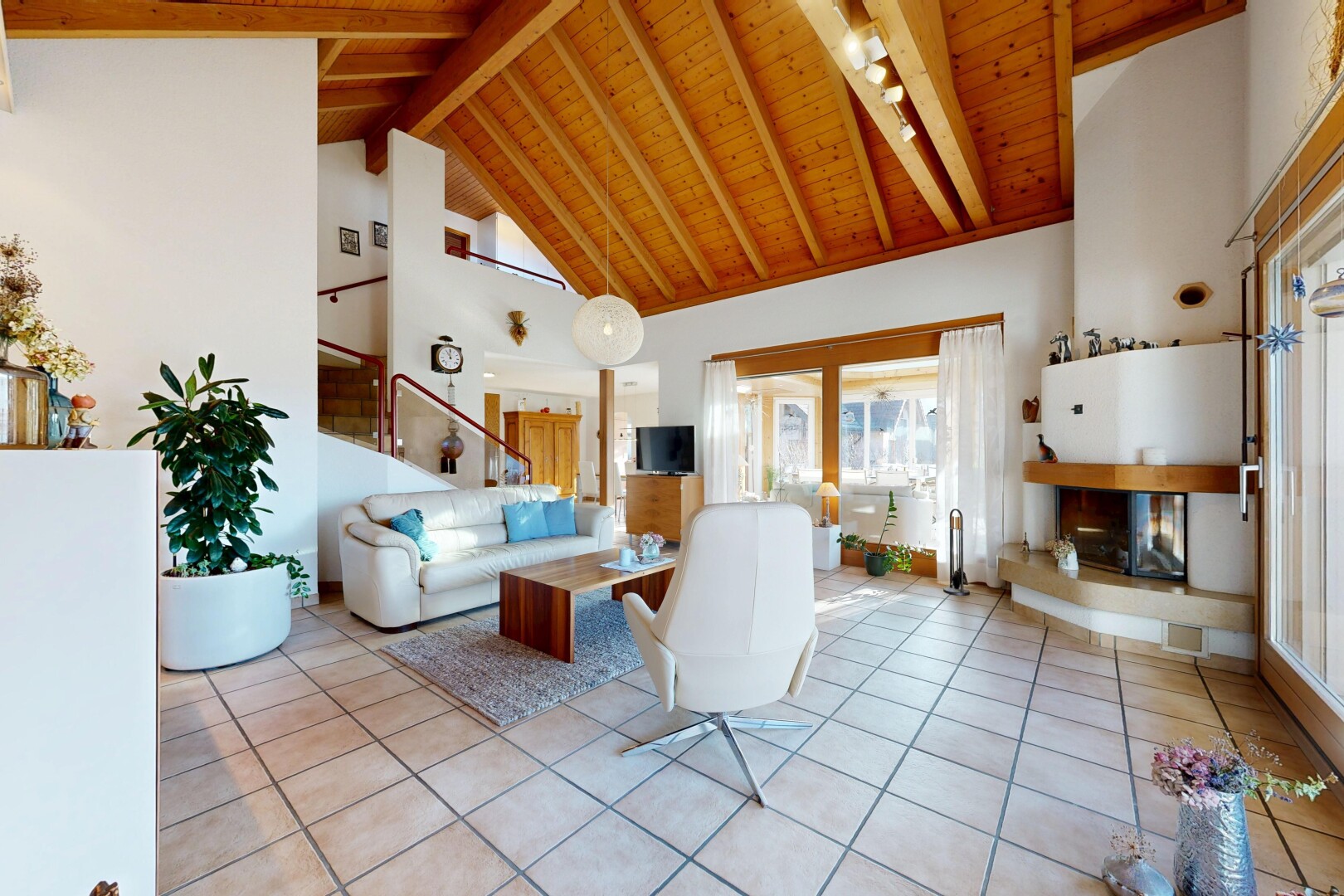 salon avec high ceiling, plafond haut, wood ceiling, plafond en bois, et inside property
