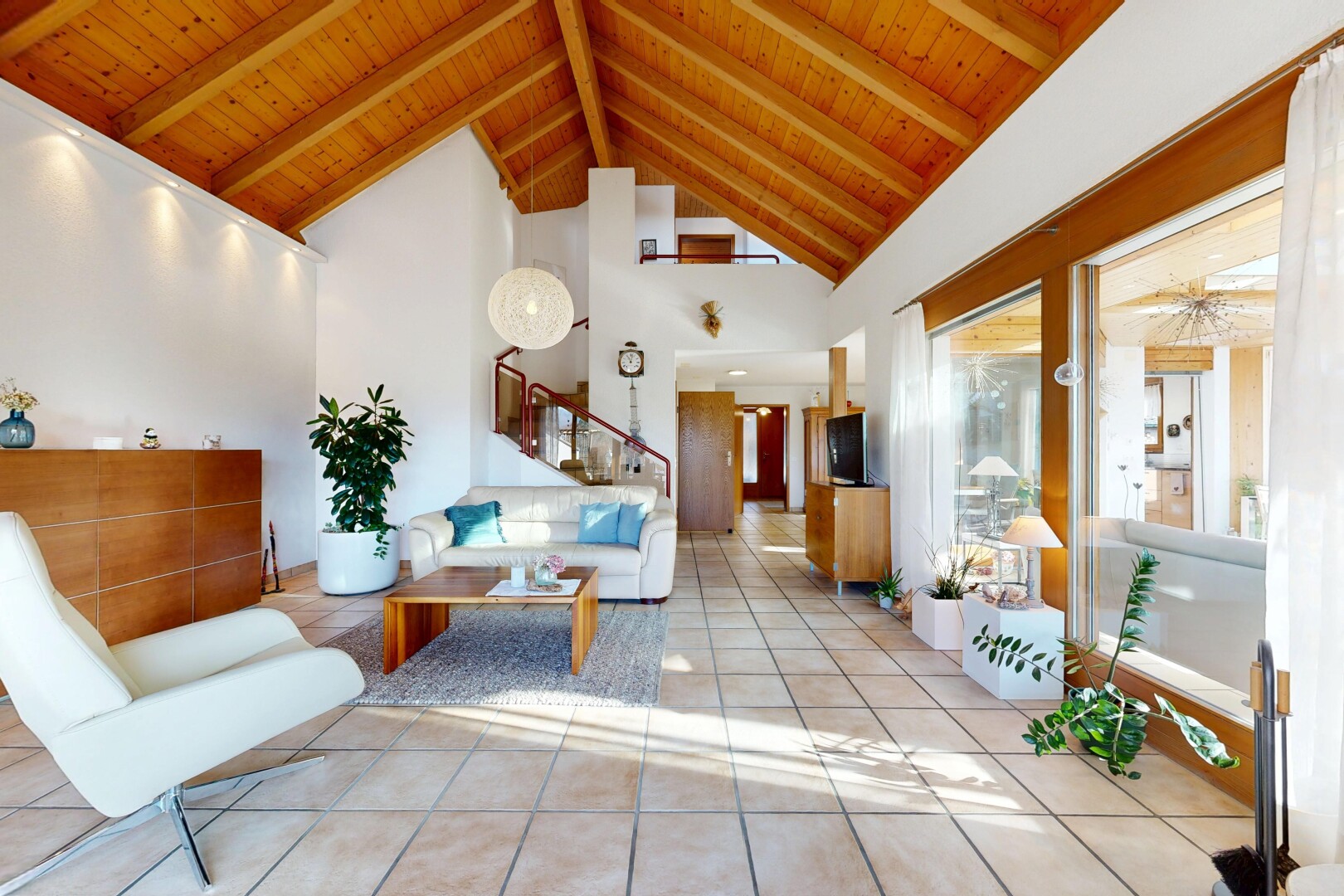 salon avec high ceiling, plafond haut, inside property, beamed ceiling, et plafond à poutres