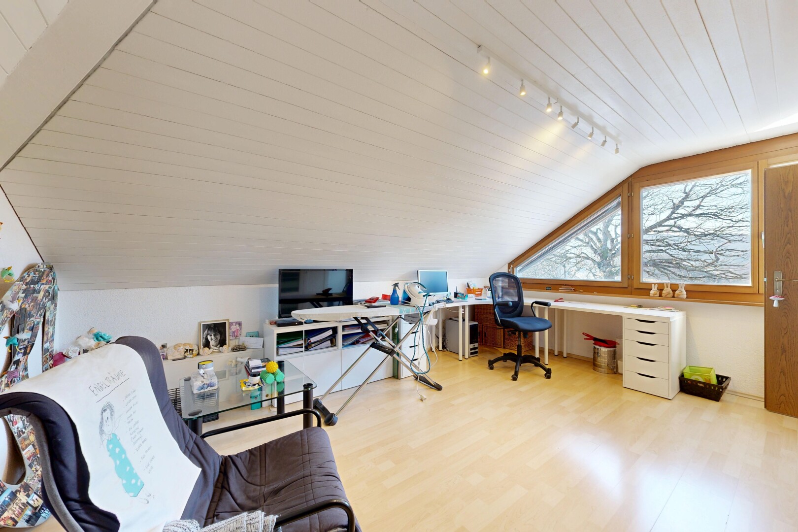 bureau avec low ceiling, plafond bas, espace bureau, pièce supplémentaire, et track lighting