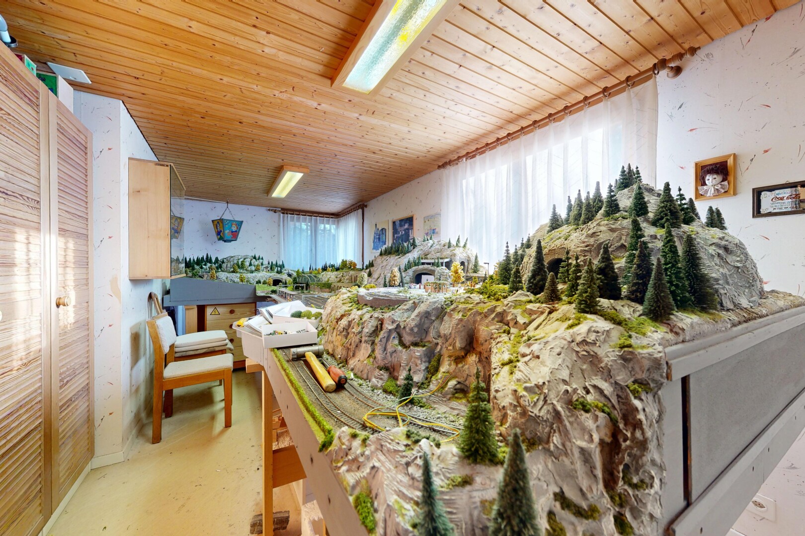espace intérieur avec natural light, lumière naturelle, wood ceiling, plafond en bois, et inside property