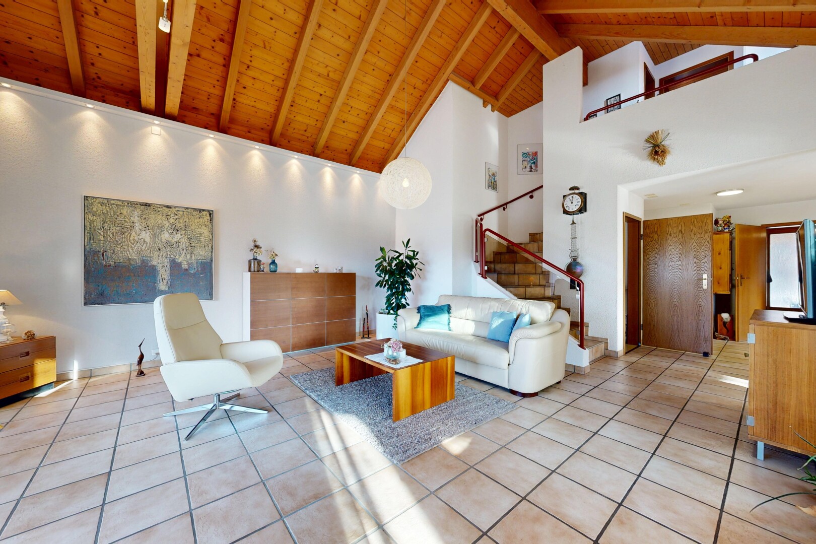 salon avec high ceiling, plafond haut, wood ceiling, plafond en bois, et beamed ceiling