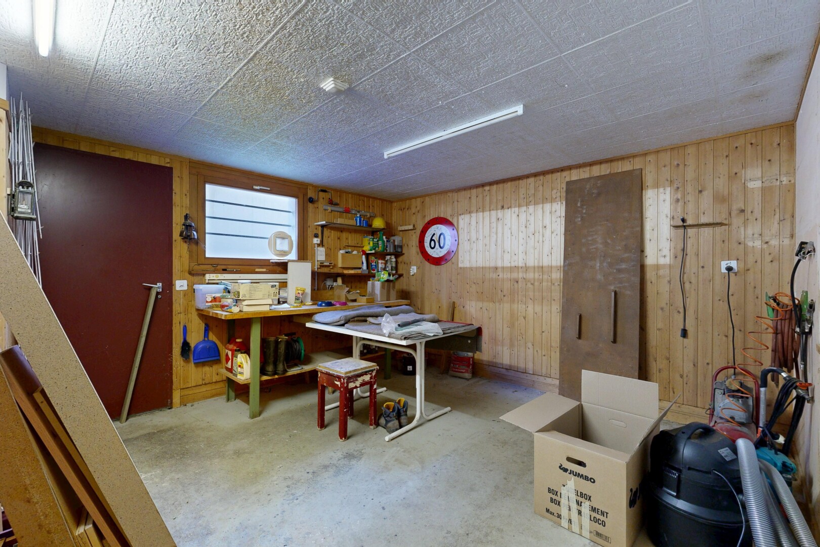 bureau avec atelier, wood wall, mur en bois, concrete floor, et sol en béton