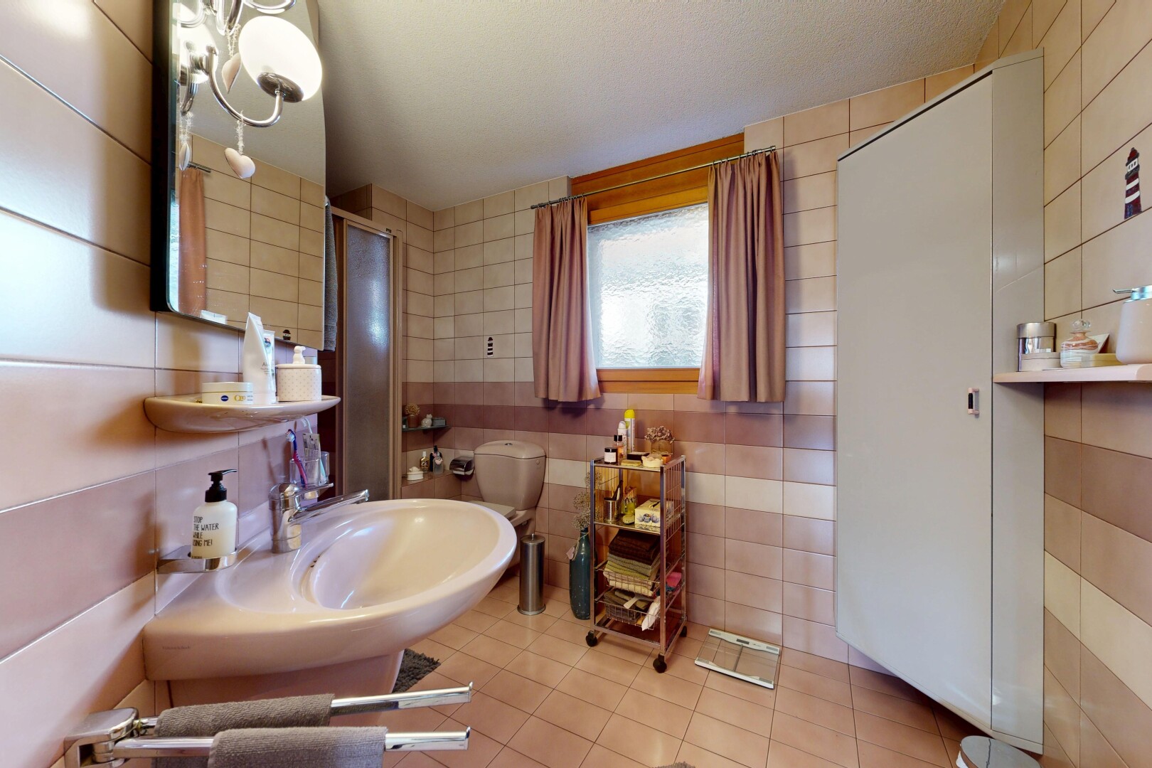 salle de bains avec tile wall, mur en carrelage, salle de bain complète, miroir, et inside property