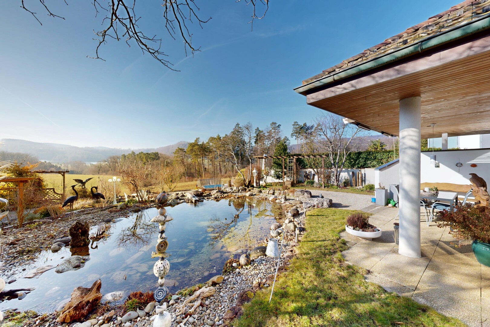vue sur la mer avec day time, étang de jardin, garden pond, et from property