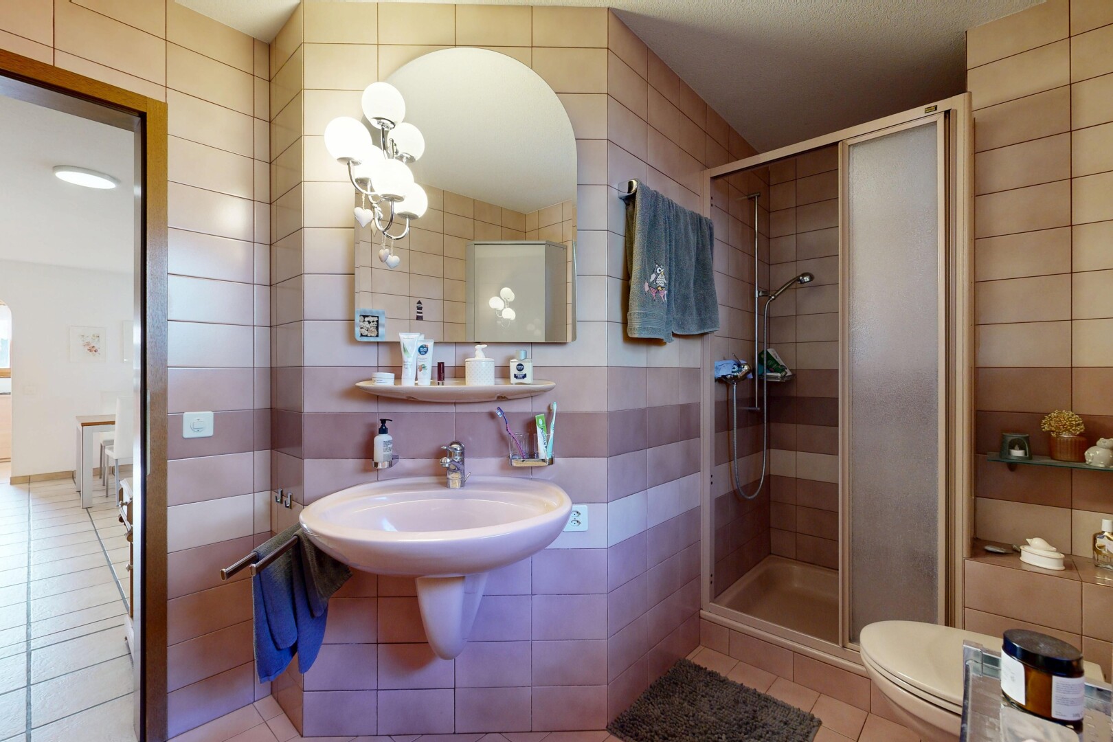 salle de bains avec tile wall, mur en carrelage, miroir, salle de bain complète, et douche