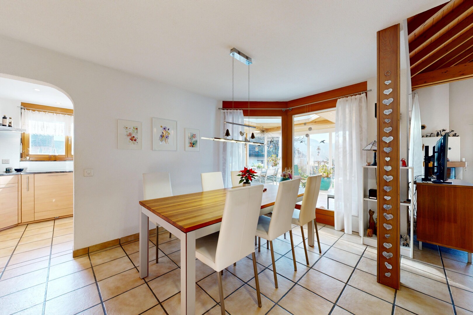 salle à manger avec inside property, drywall, cloison sèche, passages en arc, et natural light