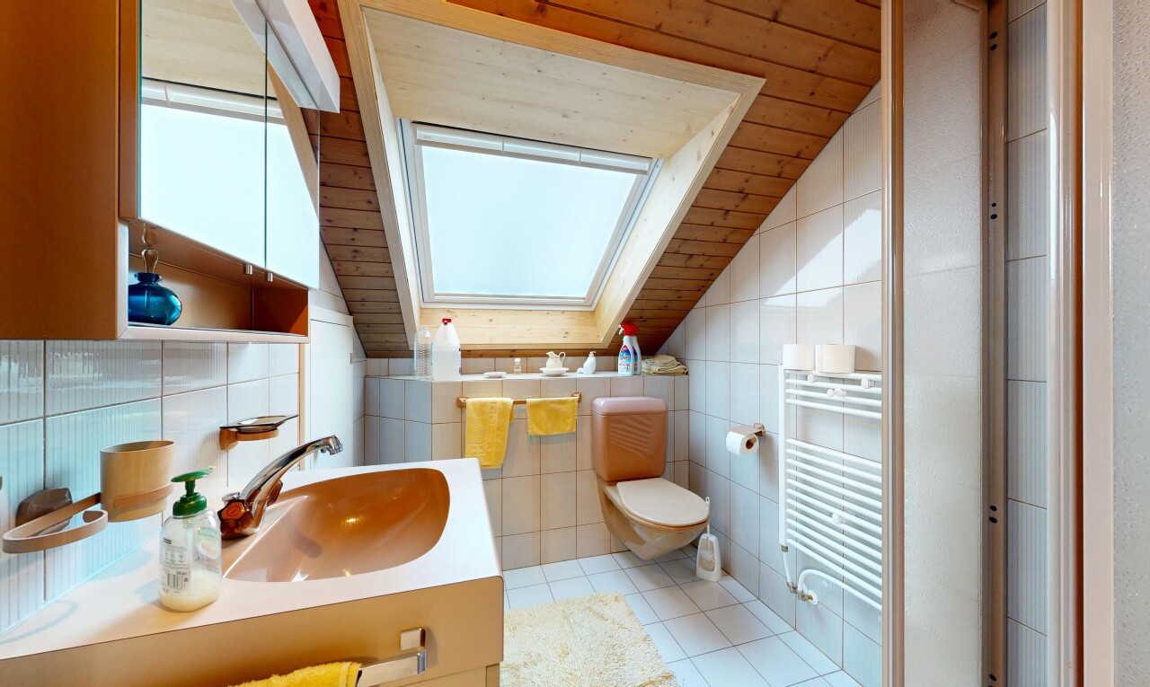 salle de bains avec tile wall, mur en carrelage, radiateur, toilette, et tile floor