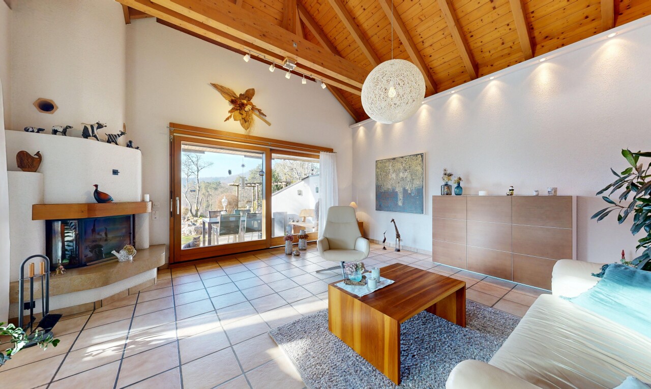salon avec high ceiling, plafond haut, tile floor, sol en carrelage, et inside property