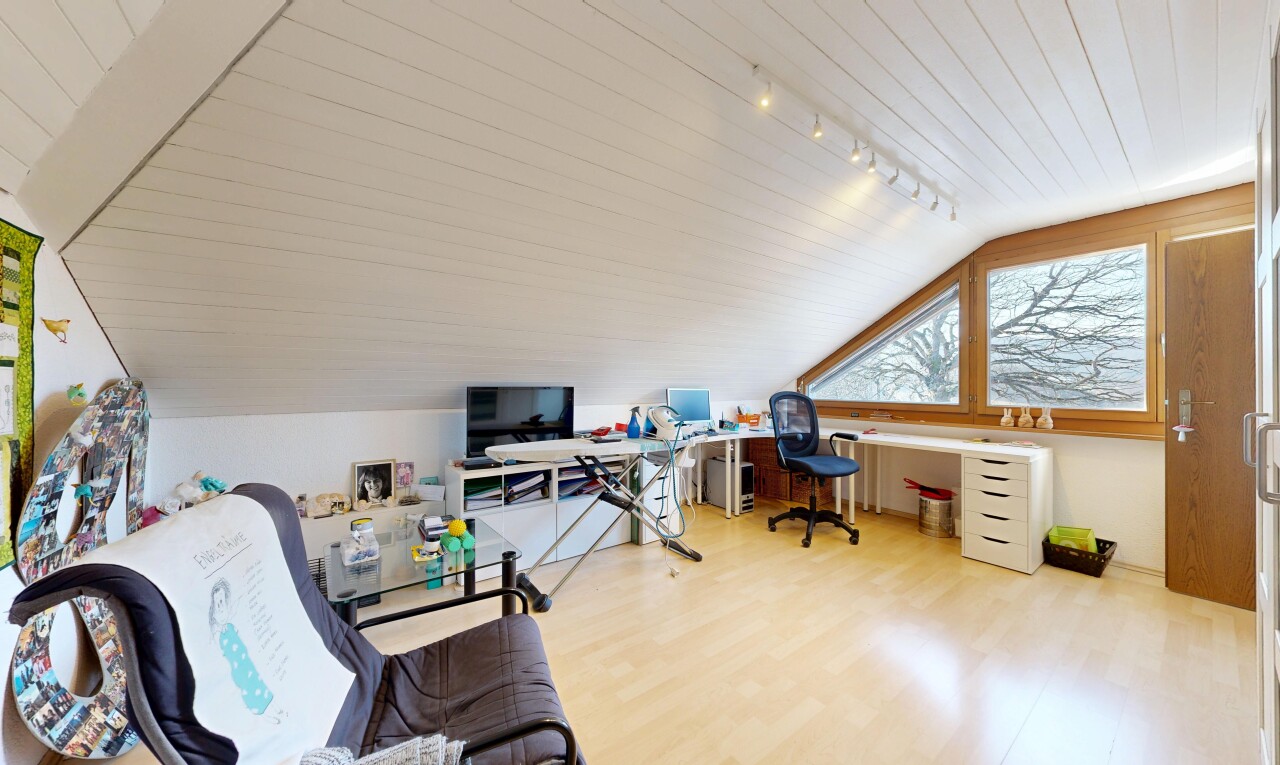 bureau avec low ceiling, plafond bas, espace bureau, pièce supplémentaire, et track lighting