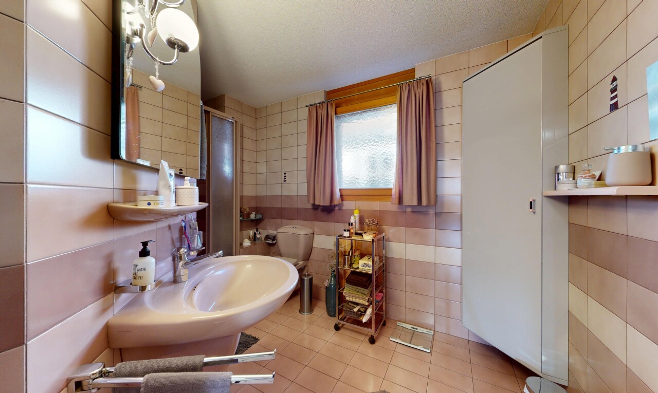 salle de bains avec tile wall, mur en carrelage, salle de bain complète, miroir, et inside property