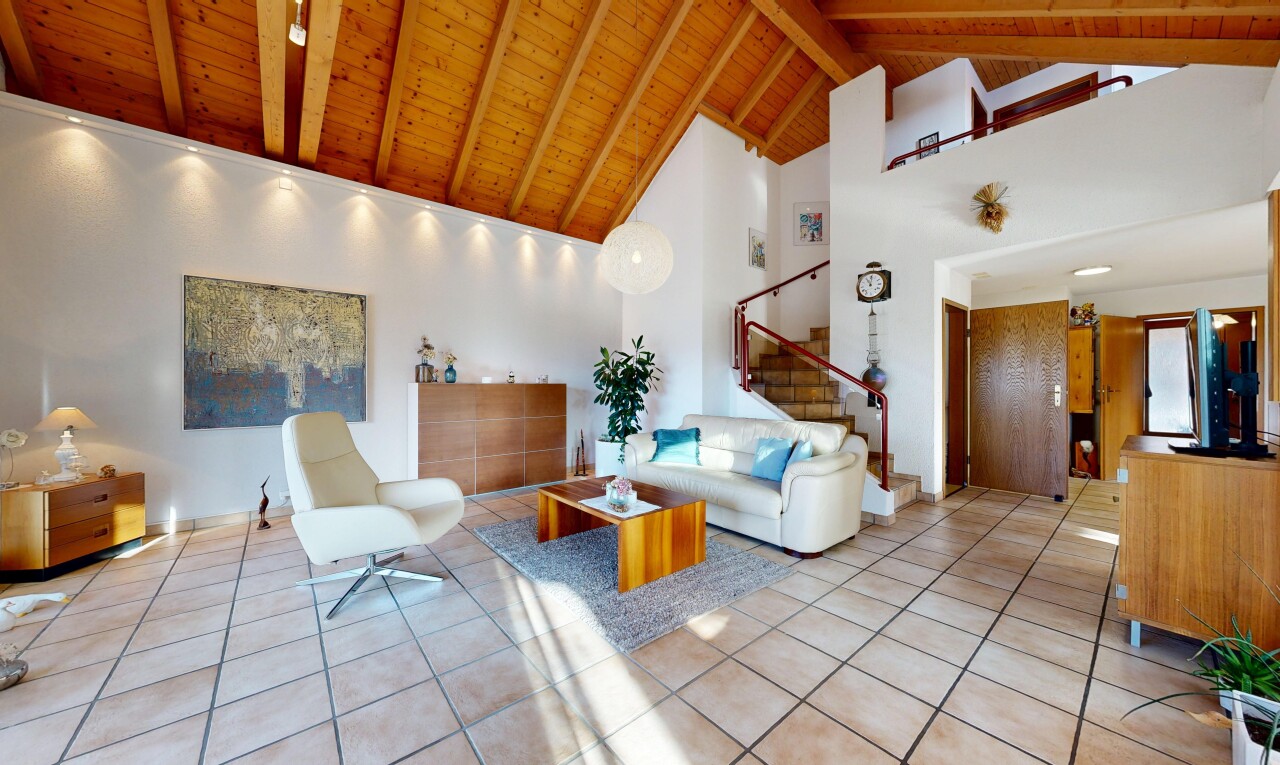 salon avec high ceiling, plafond haut, wood ceiling, plafond en bois, et beamed ceiling