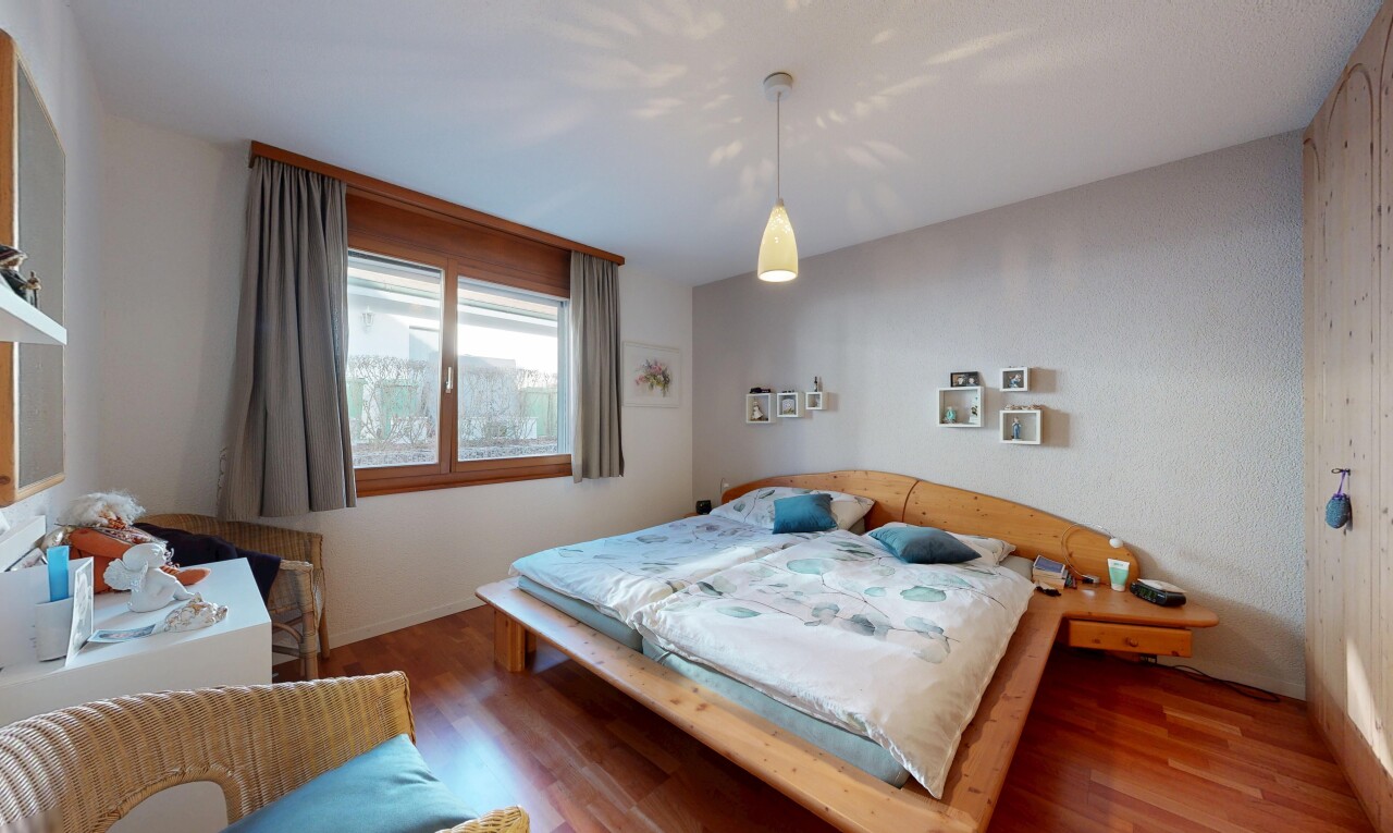 chambre avec wood finish floor, sol en finition bois, inside property, natural light, et lumière naturelle