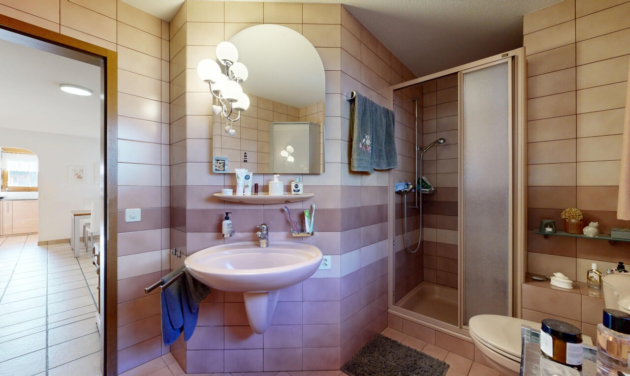 salle de bains avec tile wall, mur en carrelage, miroir, salle de bain complète, et douche