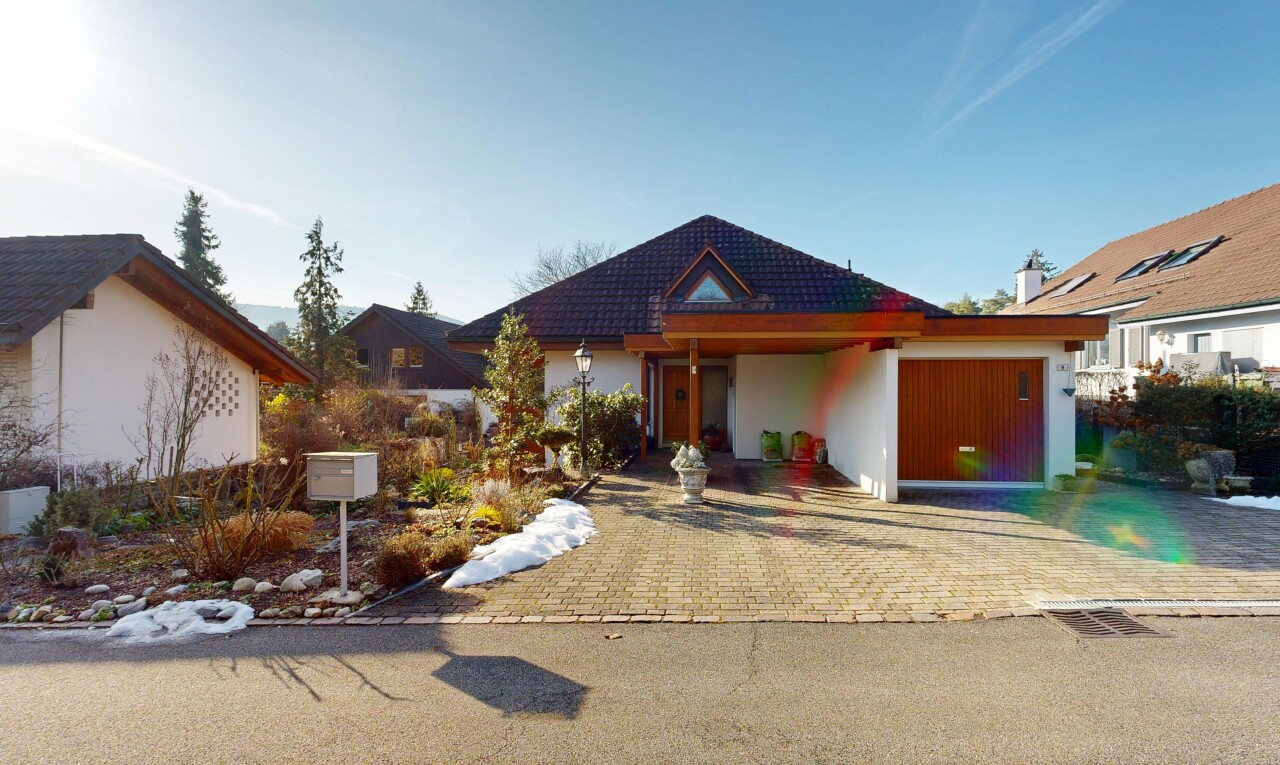 façade avec property visible, bardage en stuc, et day time