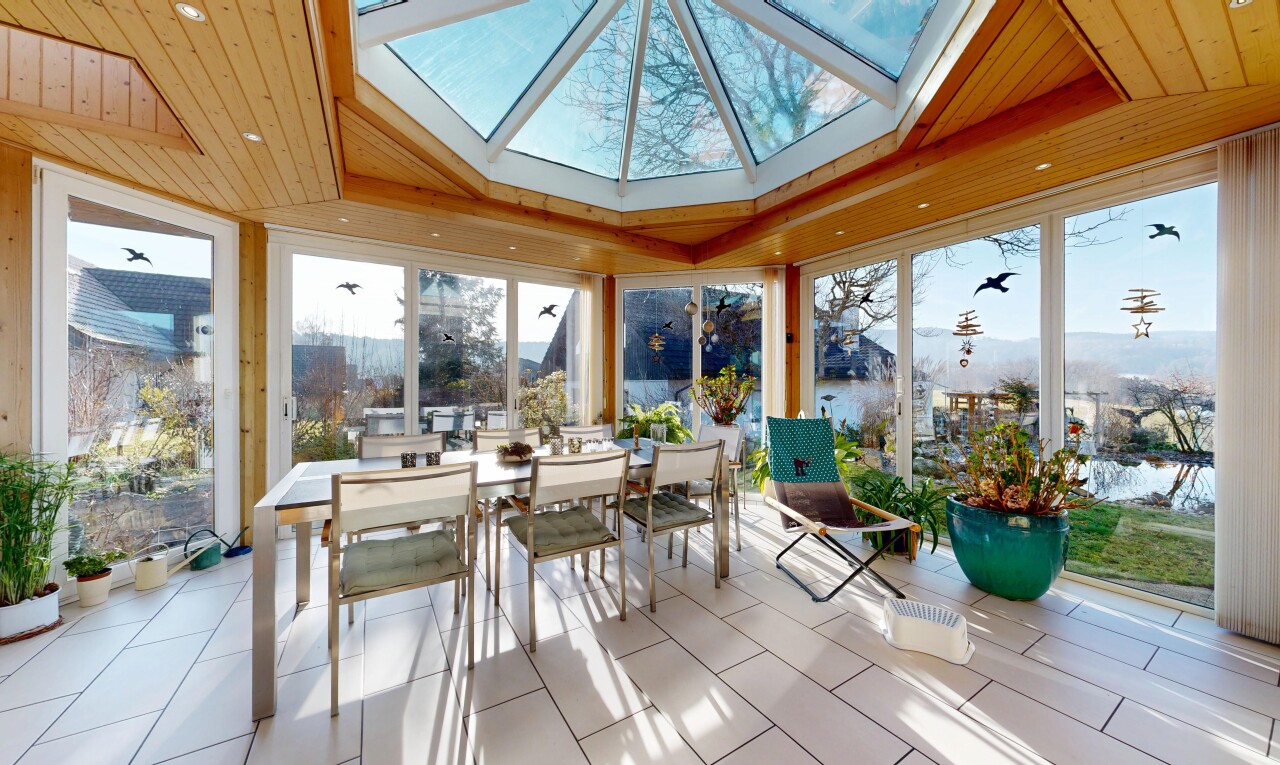 salle à manger avec puits de lumière, natural light, lumière naturelle, véranda, et day time