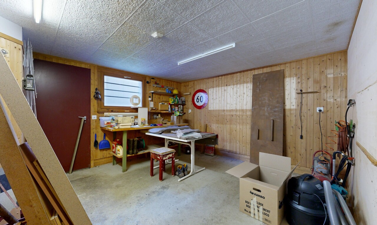 bureau avec atelier, wood wall, mur en bois, concrete floor, et sol en béton