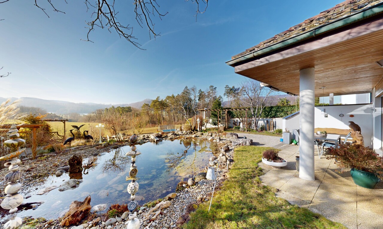 vue sur la mer avec day time, étang de jardin, garden pond, et from property