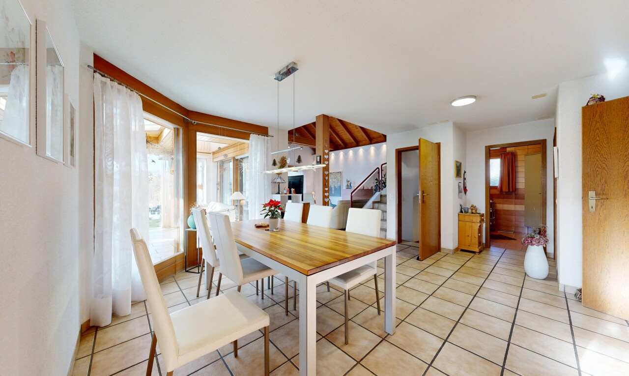 salle à manger avec inside property, escaliers, drywall, cloison sèche, et natural light