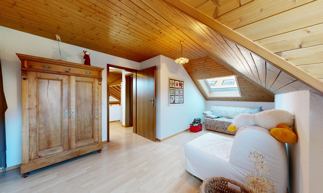chambre avec wood ceiling, plafond en bois, inside property, natural light, et lumière naturelle