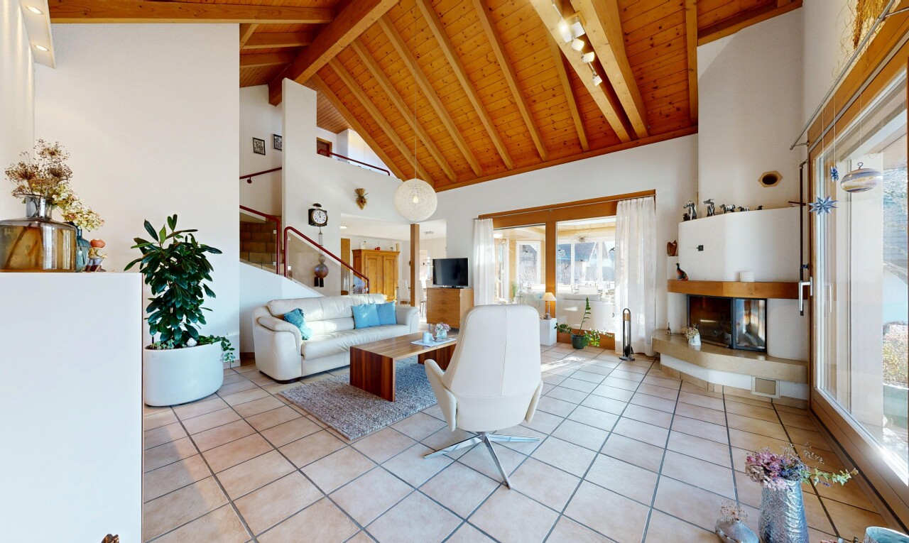 salon avec high ceiling, plafond haut, wood ceiling, plafond en bois, et inside property