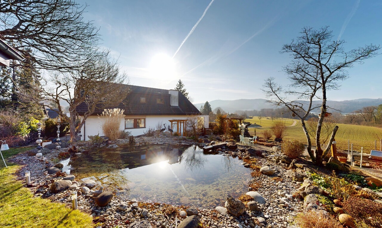 façade avec from property, day time, toit mansardé, garden pond, et étang de jardin