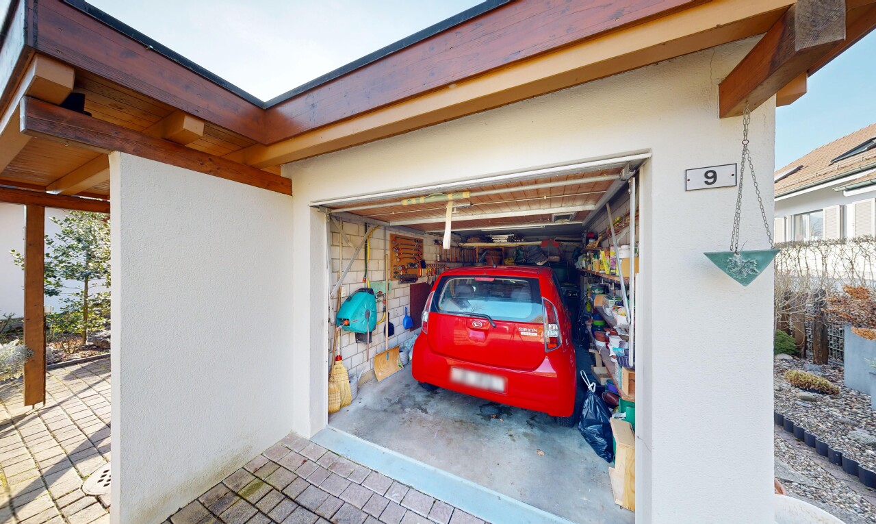 parking avec day time et property visible