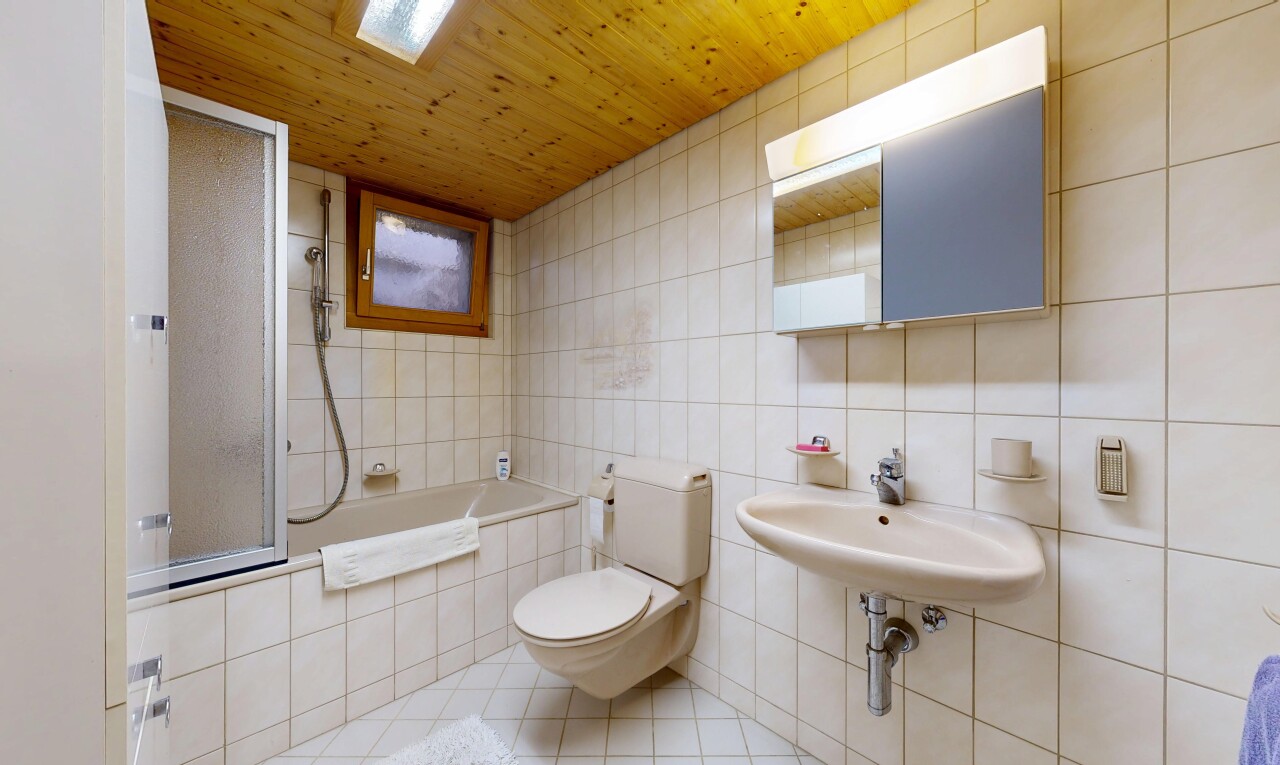 salle de bains avec miroir, toilette, salle de bain complète, tile wall, et mur en carrelage