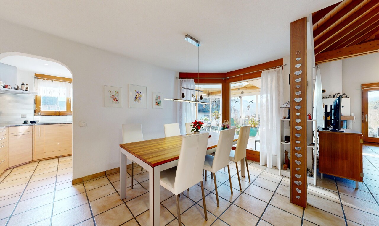 salle à manger avec inside property, drywall, cloison sèche, passages en arc, et natural light