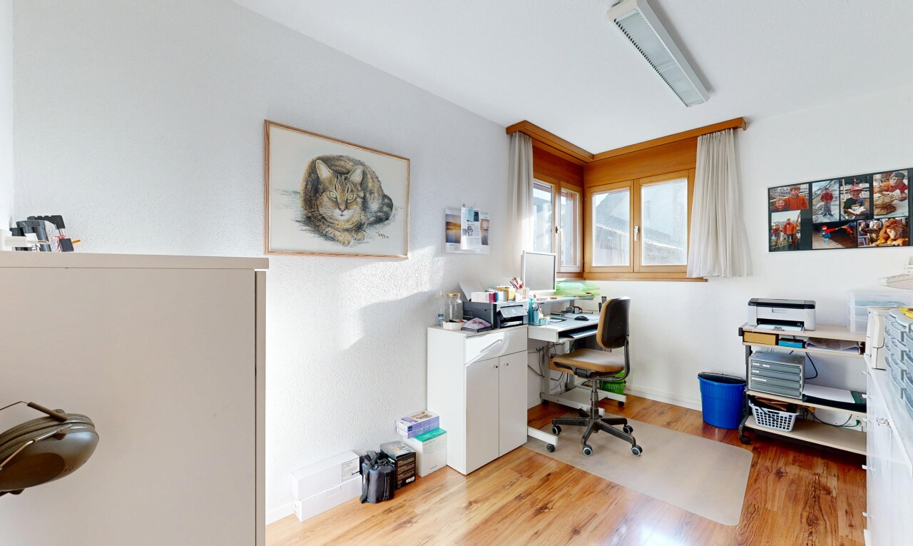 bureau avec espace bureau, wood finish floor, sol en finition bois, inside property, et natural light