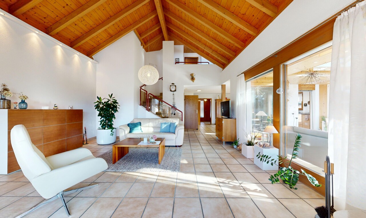 salon avec high ceiling, plafond haut, inside property, beamed ceiling, et plafond à poutres