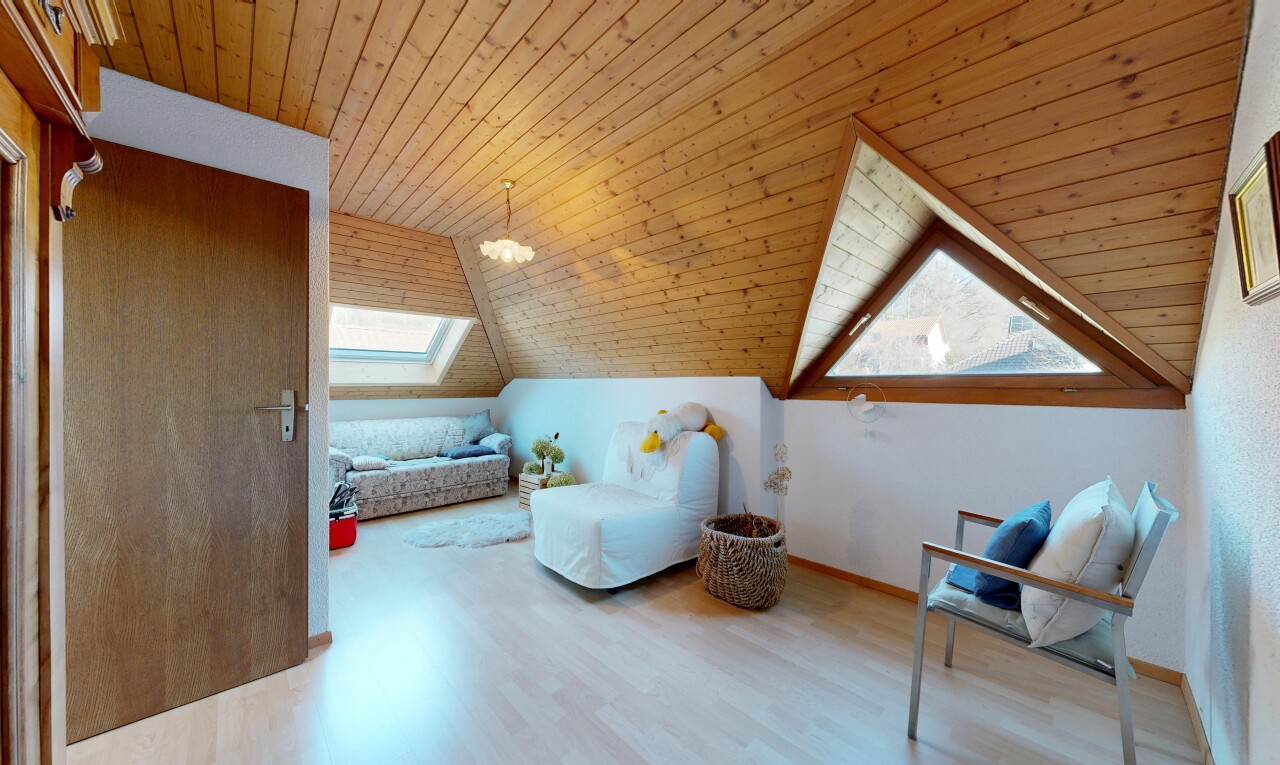salon avec wood ceiling, plafond en bois, pièce supplémentaire, puits de lumière, et inside property