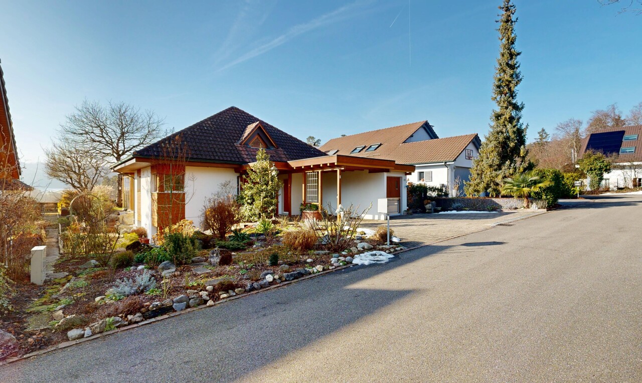 façade avec property visible, day time, porche, et bardage en stuc